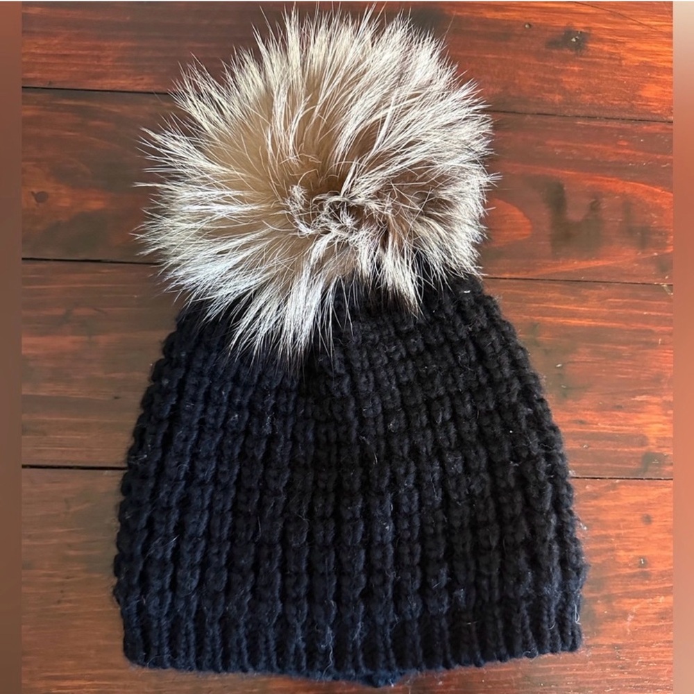 Kyi Kyi Classic Fox Fur Women’s Black Knit Beanie